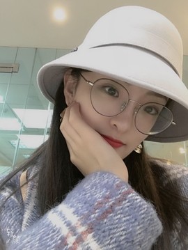 打瞌睡的扇子主播照片