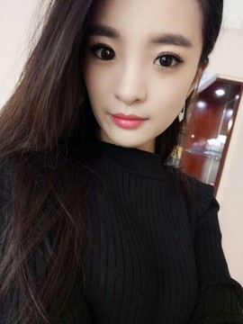 打瞌睡的扇子主播照片