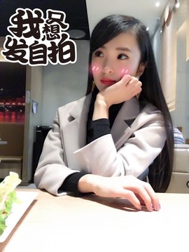 打瞌睡的扇子主播照片