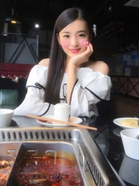 打瞌睡的扇子主播照片
