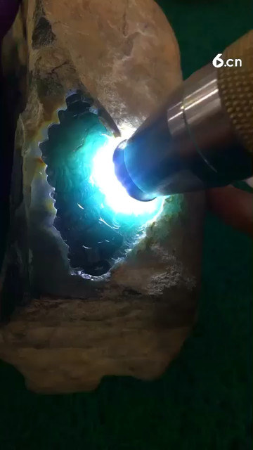 开窗蓝水，肉细底干净，有手镯位