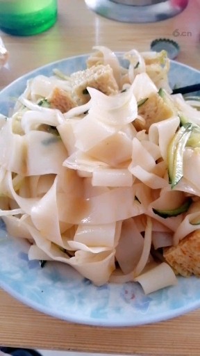 凉皮凉菜凉啤酒舒服，干就完了！