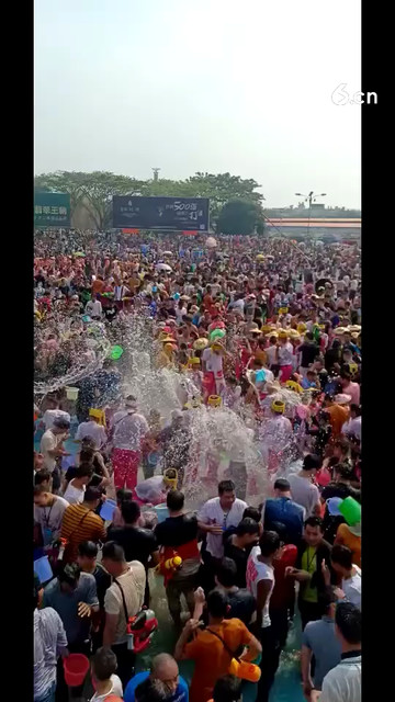 一年一度的泼水节