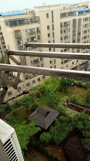 这雨下的伴随着雷声，我不敢开播