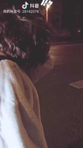 一个人走在回家的路上