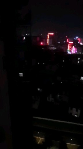 独自待着享受着晚上迷人夜景哈哈