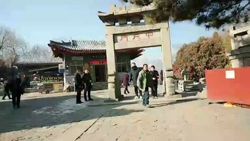 主播登泰山，到中天门了。