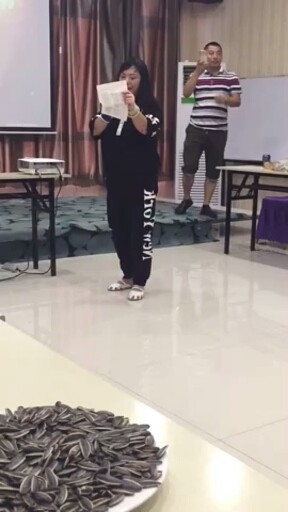 公司开晚会嗨皮一下。