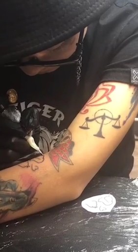 自己给自己纹身