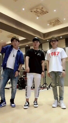 在也不跟你们出来了没什么好事