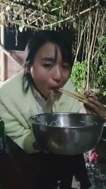 大口吃饭了