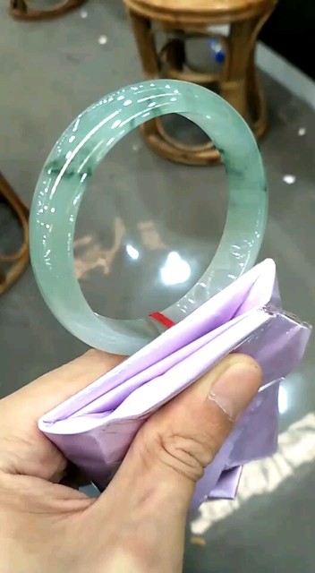 糯冰晴底飘花翡翠手镯