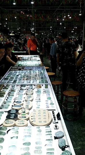 中缅姐告口岸翡翠批发市场一角