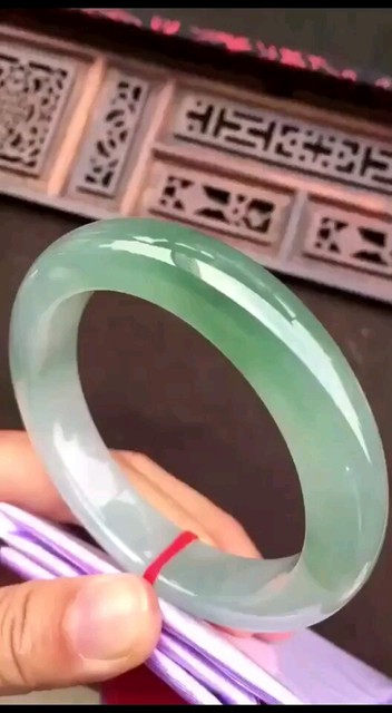 老坑冰种飘花翡翠手镯53.5圈