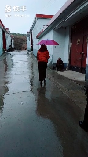 风雨中的天