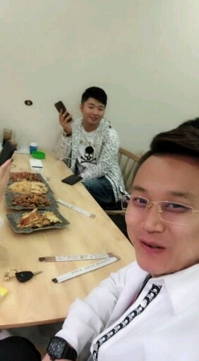 来小于烧烤店吃烧烤