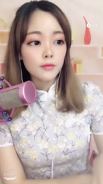 挥着翅膀的女孩