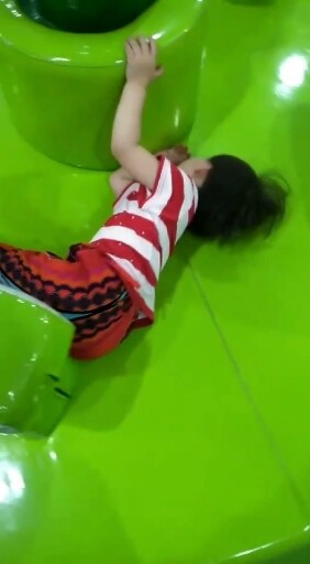 侄女和耀阳玩累了来看看我侄女