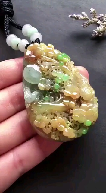 糯化冰味黄加绿喜上眉梢翡翠挂件