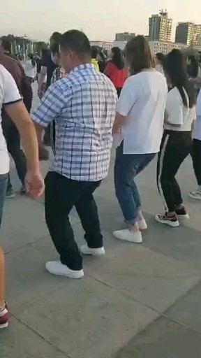 扭腰摆臀广场舞  一晃就老了