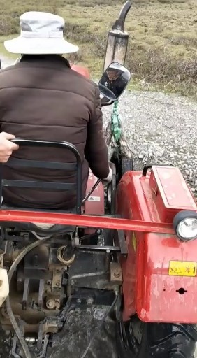 超娃坐拖拉机观冰川