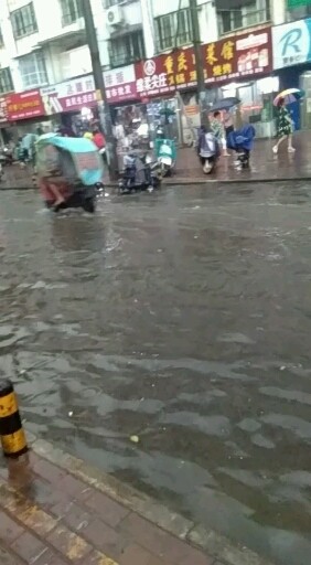 南阳下大雨了