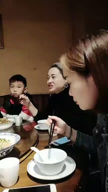 家人吃饭😂