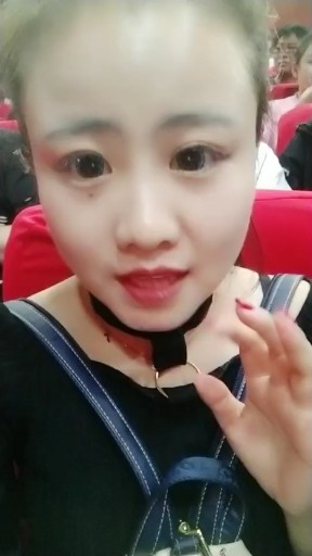 今天不直播了我在二人转剧场呢