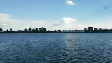座船游鸭绿江