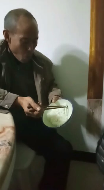 爷爷给孙子喂饭