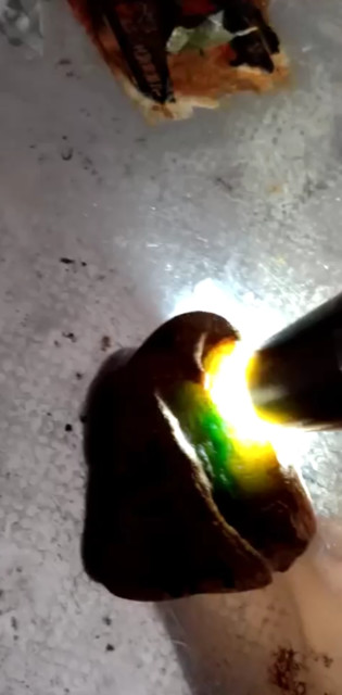 打马坎水石黄夹绿，特色挂件。