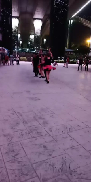 带着小侄儿侄女们出来逛一逛。