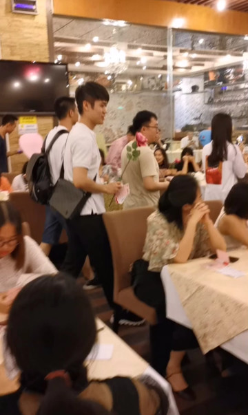 送花环节~有个女生非常主动去接