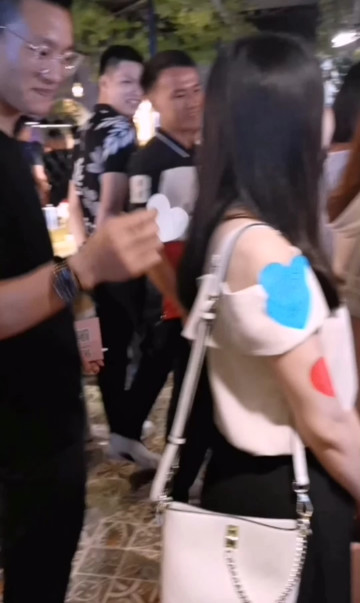 第一个女生最有吸引力了~好多男