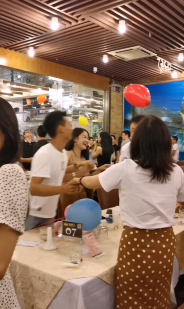 相亲游戏互动环节~有一个气球