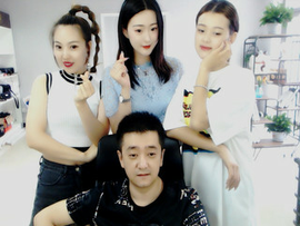 《一站到底》主播照片