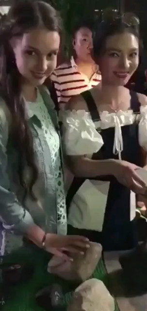 昨晚上收货偶遇了两个美女。