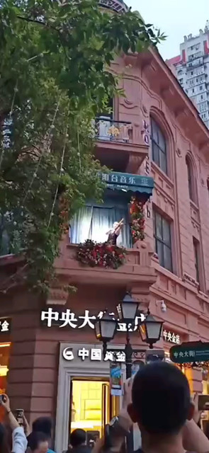 人多不？