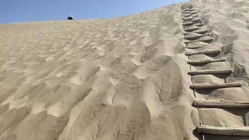 月牙泉上的沙丘