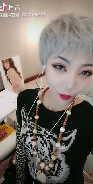 很爱笑但不快乐！