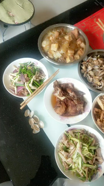 姐姐准备一桌菜，不让出屋养肉肉