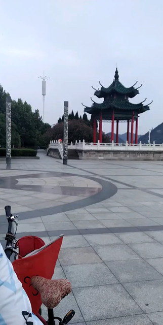 我在宜昌滨江公园广场骑车