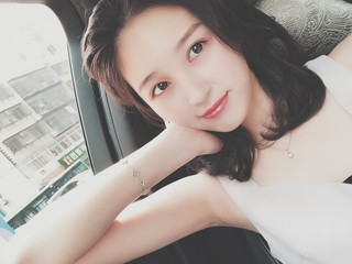 无聊看着的主播照片