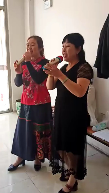 美女们歌唱的真好听呀