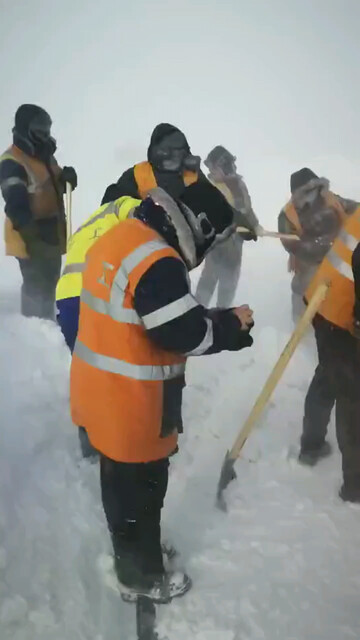 铁路职工为旅客安全到家抗击风雪