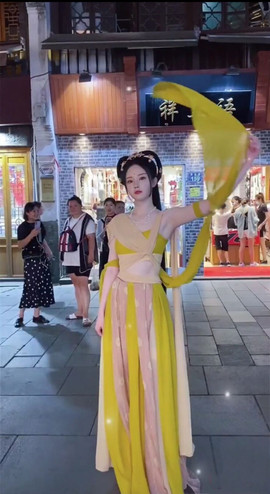 陆七萬主播照片