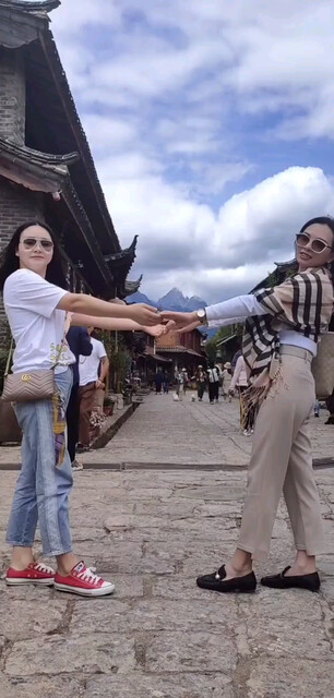 两美女说好的和我跳舞没想到