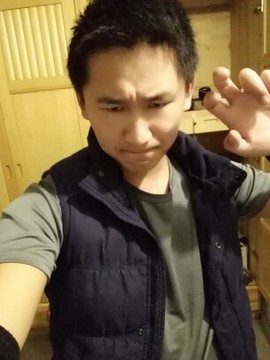 雪莲山峰下的一棵树主播照片