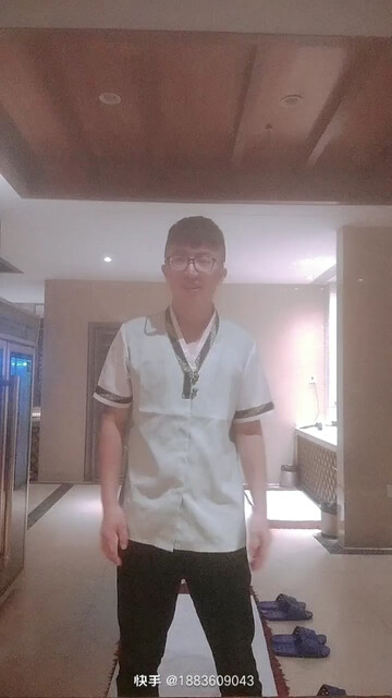 跳着跳着，经理来了，