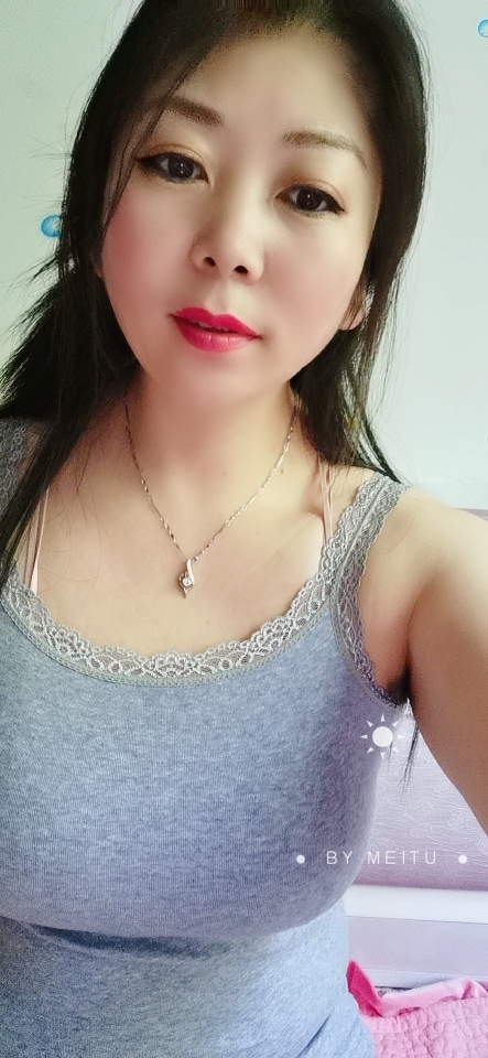 美丽俏皮的主播照片